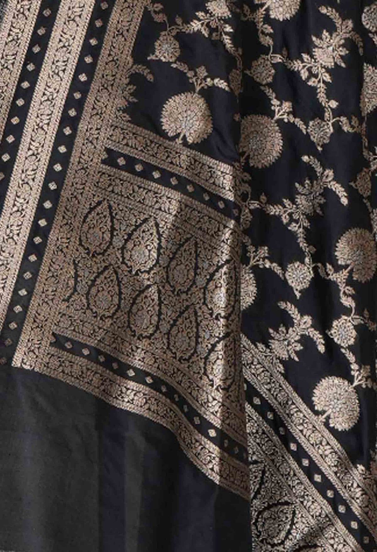 BlackKatansilkBanarasidupattawithmeenedardelicatejaal_1_main