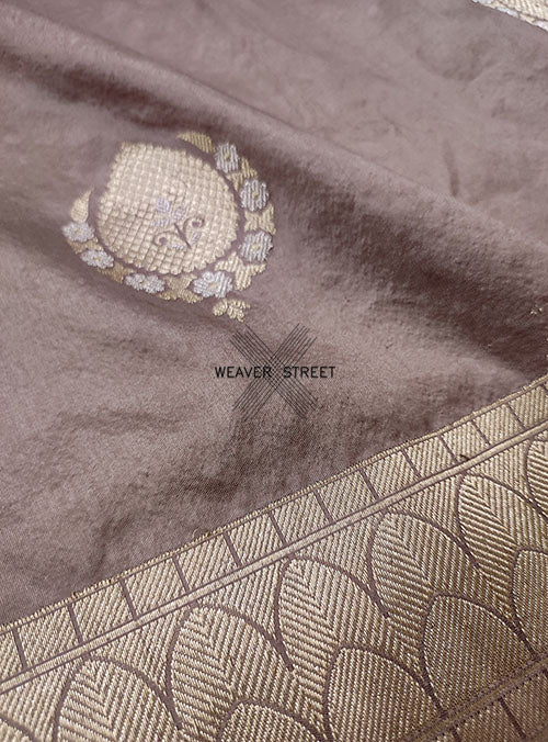 Earthy Grey Katan silk Handwoven Banarasi saree with alfi Kadwa buta. 2 DETAIL