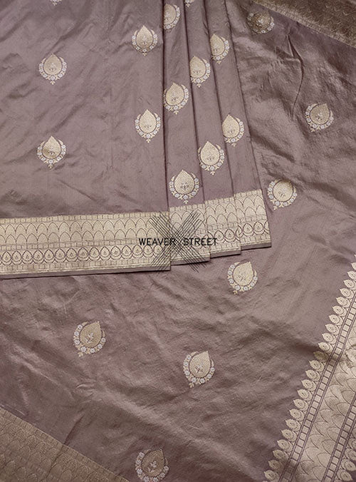 Earthy Grey Katan silk Handwoven Banarasi saree with alfi Kadwa buta. 4 CENTER