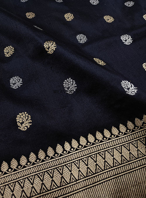 Black katan silk Hanwoven Banarasi saree with small flower kadwa buti (2) detail