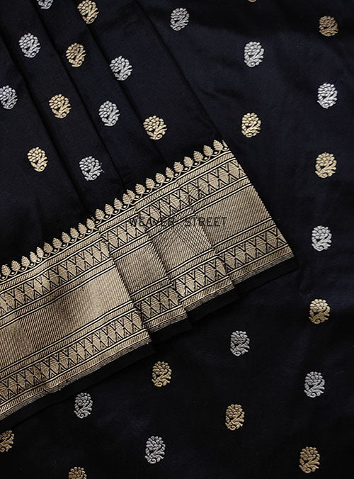 Black katan silk Hanwoven Banarasi saree with small flower kadwa buti (3) close up