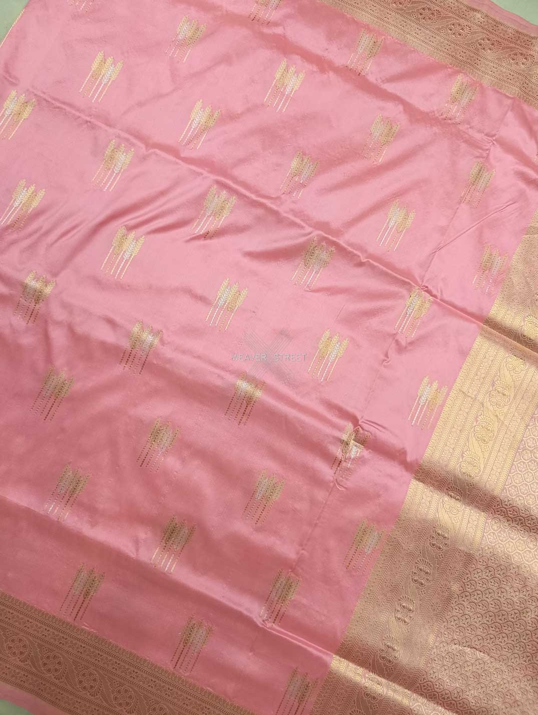 Charm Pink Katan Silk Handwoven Banarasi saree with tilfi arrow kadhwa butal 4 center