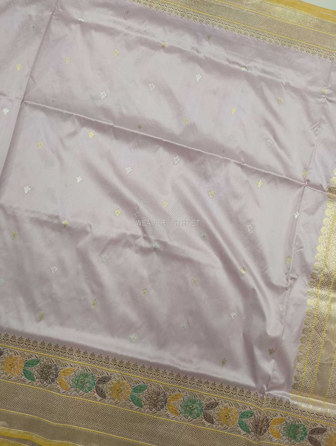 Light Lavender Katan Silk Handwoven Banarasi saree with small flower kadhwa buti 4 center