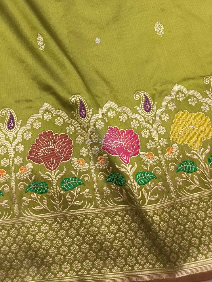 Mehandi green Katan Silk Handwoven Banarasi saree with tilfi meenedar kadhwa flower border 3 closeup