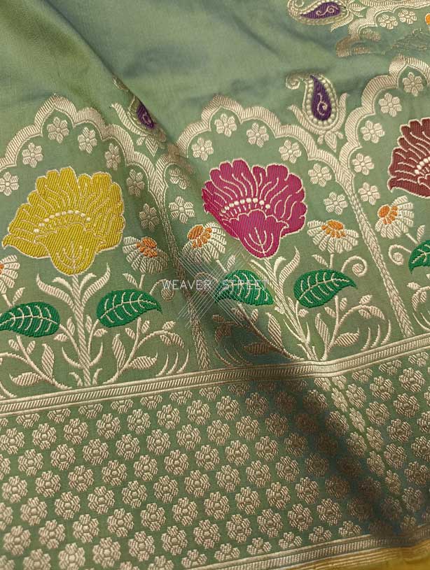 Metallic green Katan Silk Handwoven Banarasi saree with tilfi meenedar kadhwa flower border 3 closeup