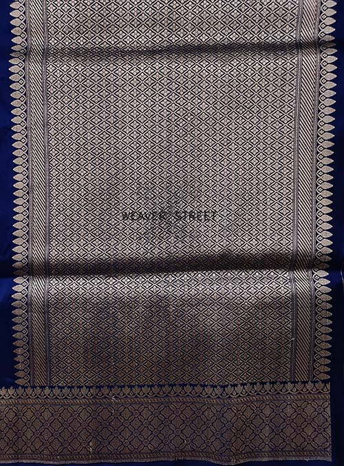 Midnight Blue katan silk handwoven Banarasi saree with Flower Alfi kadwa buta (5) pallu