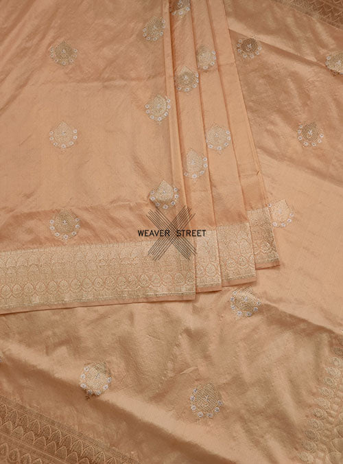 Peach Katan silk Handwoven Banarasi saree with alfi Kadwa buta. 4 CENTER