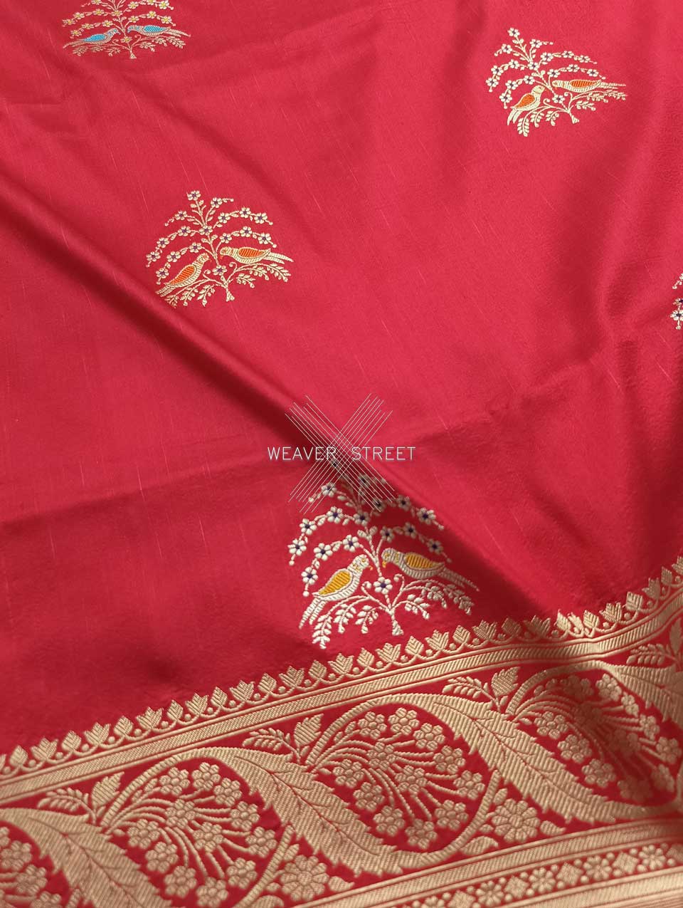 Red katan silk Handwoven Banarasi saree with tilfi meenedar bird pair buta 3 closeup