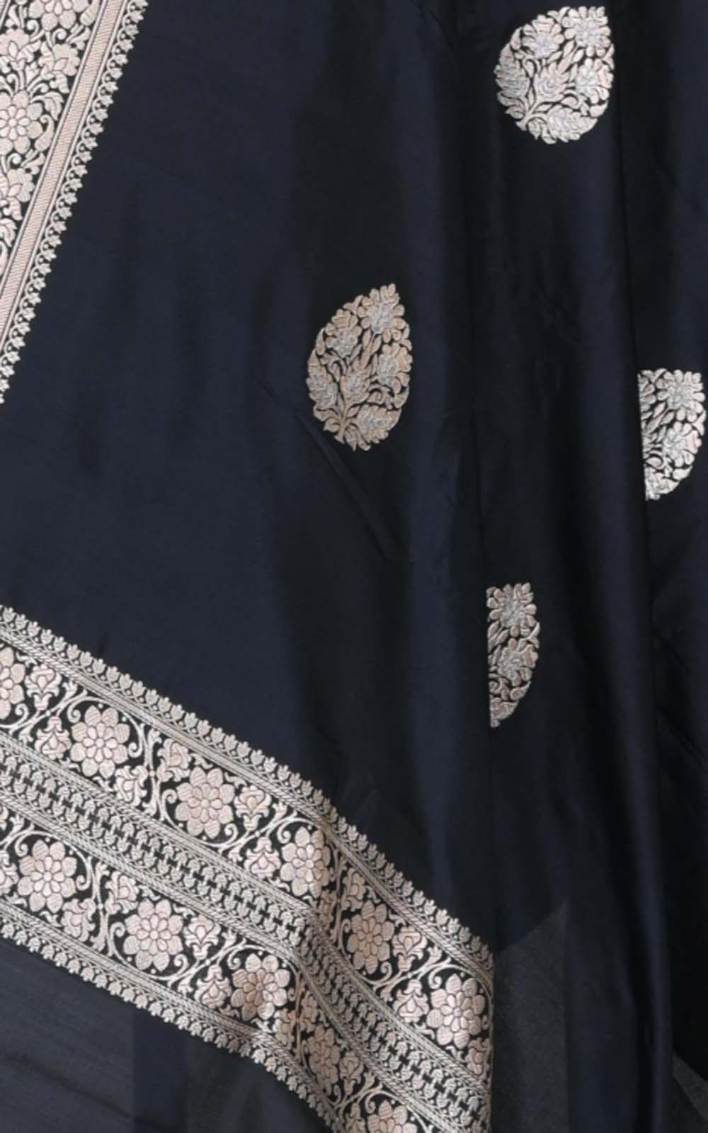 Black Katan silk handwoven Banarasi dupatta with leaf shape alfi buta (2) closeup
