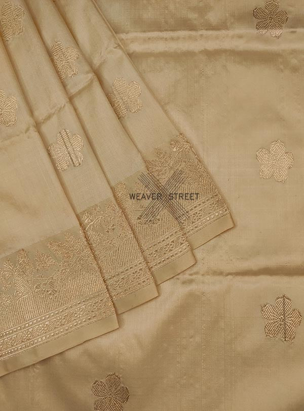 Cream Katan silk Handwoven Banarasi saree with flower kadwa buta (3) Close up