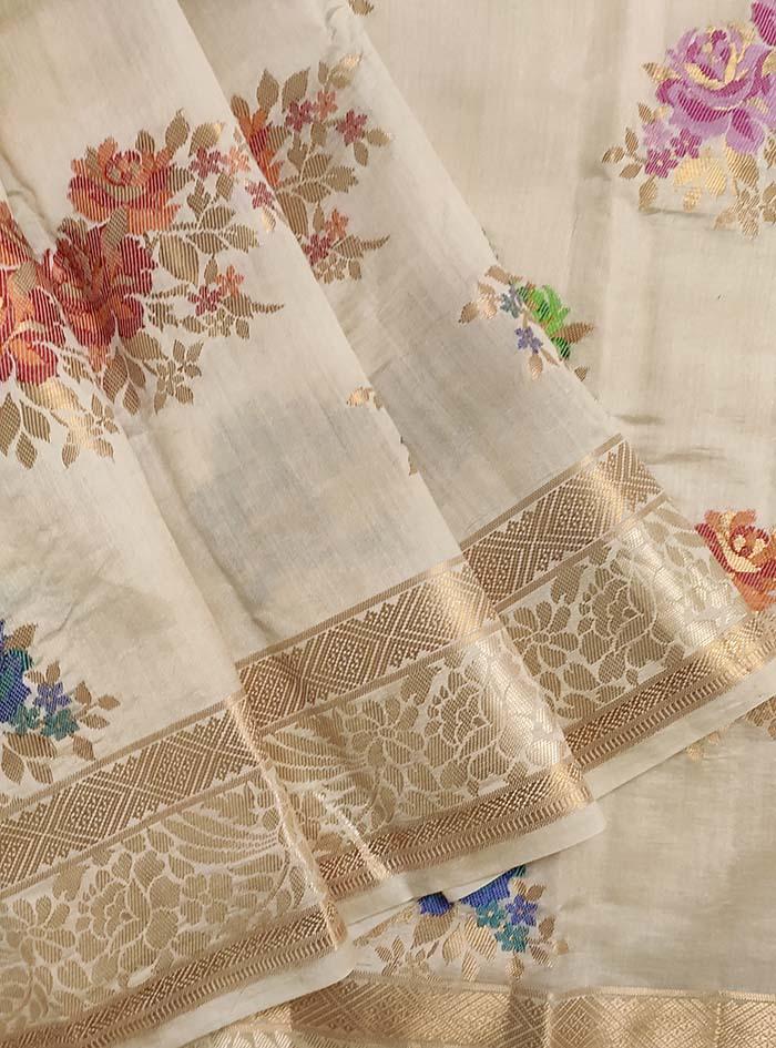 Cream muga silk handloom Banarasi saree with tilfi flower bunch boota (2) Close up
