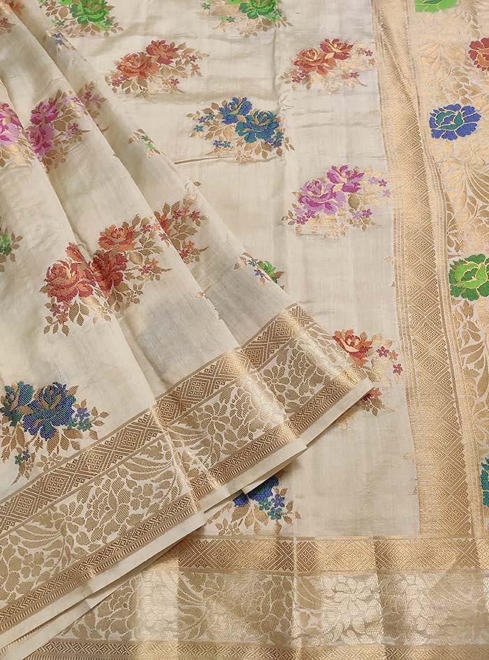 Cream muga silk handloom Banarasi saree with tilfi flower bunch boota (3) Front