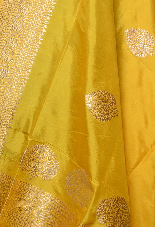 Gold Katan silk handwoven Banarasi dupatta with leaf shape buta (2) Close up