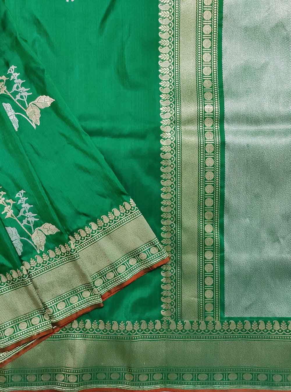 Green Katan silk handloom Banarasi saree with tulsi plant kadwa boota (2) Close up