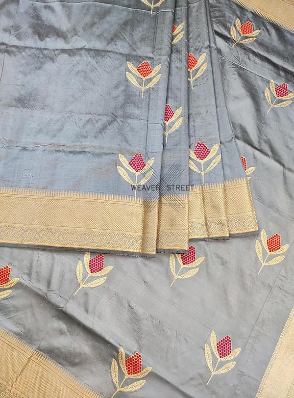 Grey Katan silk Handwoven Banarasi saree with flower kadwa buta (3) Close up