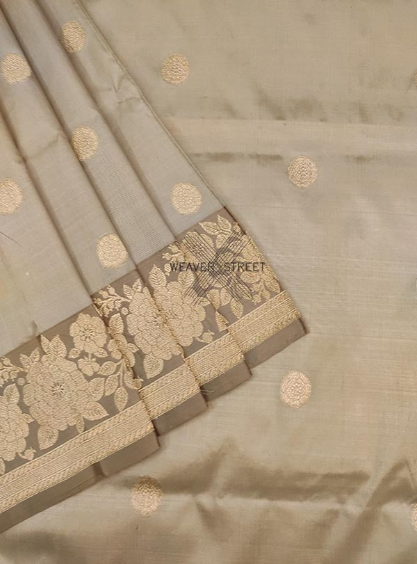 Light grey Katan silk Handwoven Banarasi saree with flower kadwa buta (3) Close up