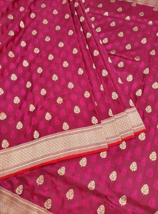 Magenta Katan silk handloom tanchoi Banarasi saree with mughal booti (3) center