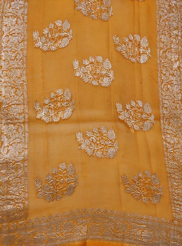 Orange light weight chiffon handloom Banarasi saree with silver booti (4) anchal