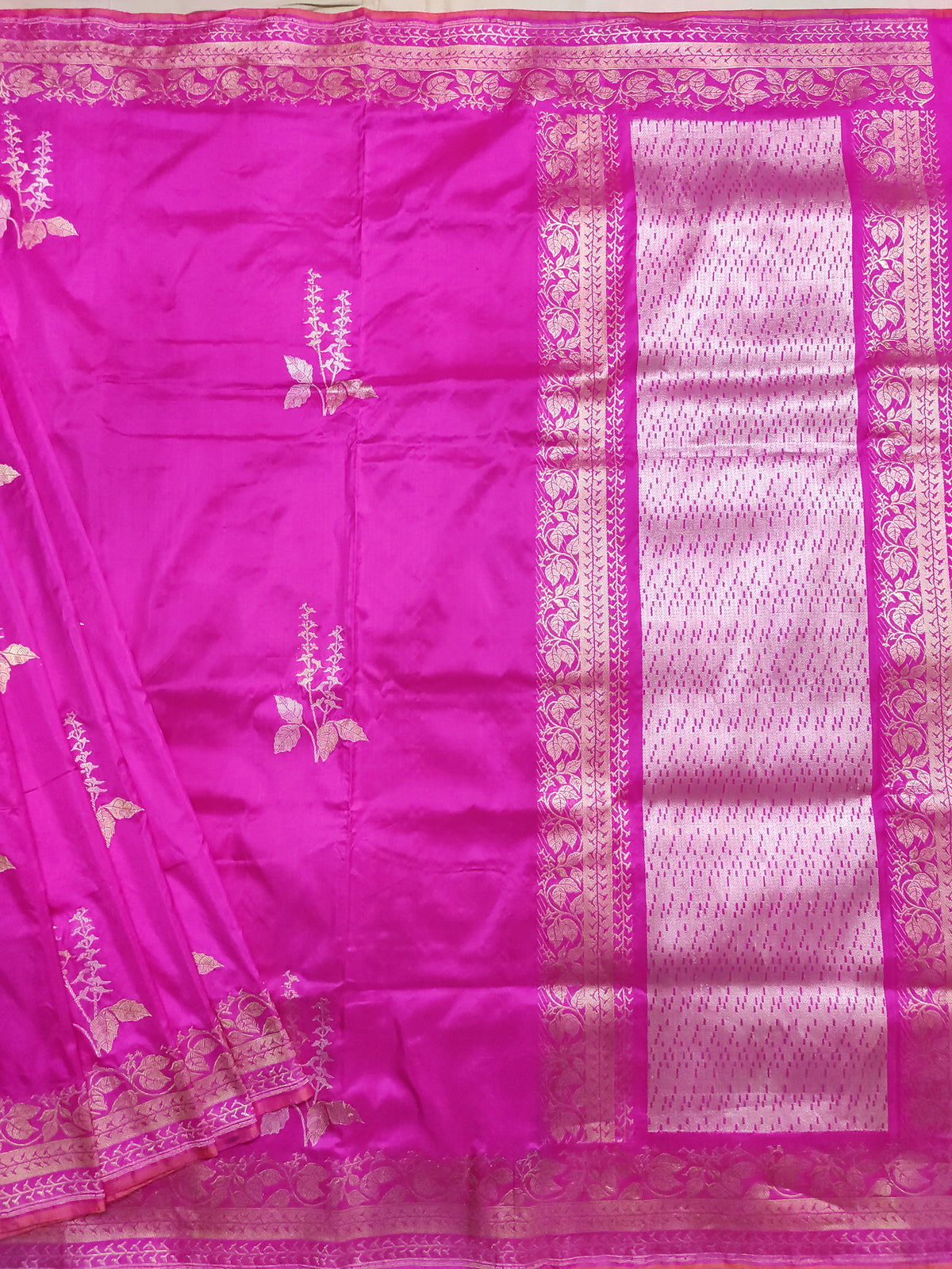 Pink Katan silk handloom Banarasi saree with tulsi plant kadwa boota (2) Close up