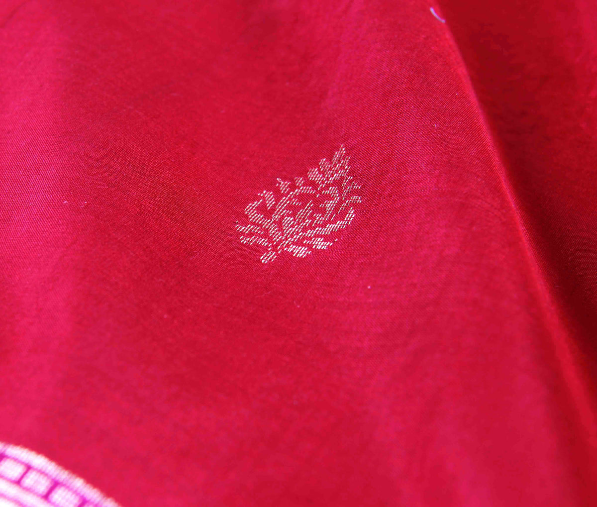 Red Katan Silk handwoven Banarasi saree with paithani border (3) Close up