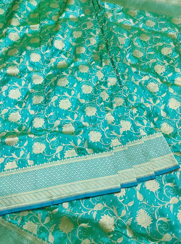 Turquoise Katan silk handloom Banarasi saree with delicate floral kaduwa jangla (3) center