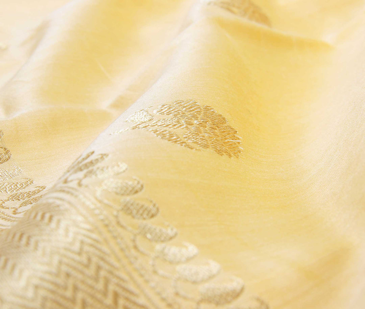 Yellow Silk Cotton handwoven Banarasi saree with flower boota (3) closeup
