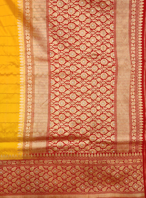 Yellow katan silk Banarasi saree with small flower booti inside grid (4) anchal